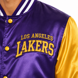 Blouson Bomber en Satin en Gros, Couleurs de l'Équipe de Basketball de Los Angeles (Violet et Or), Broderie Personnalisée, Fournisseur en Gros de Blousons Universitaires - Product Image 5
