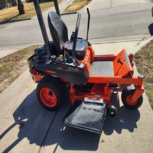 Tondeuse à gazon Kubota Z231 Premium à braquage zéro, équipée d'un moteur Kawasaki de 21,5 CV et d'un plateau de coupe large de 42 pouces pour une coupe de précision. - Product Image 3