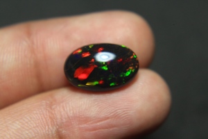 Ópalo negro etíope de 15*10*5.5mm, cabujón natural con múltiples destellos de fuego, ópalo de 3.90 quilates, corte ovalado, piedra preciosa para la fabricación de joyas. - Product Image 4
