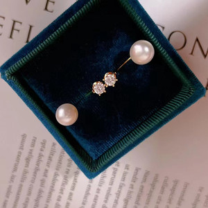 Boucles d'oreilles classiques en forme de petits poissons croisés avec perle d'eau douce naturelle, design simple et naturel, style tendance et lumineux - Product Image 1