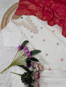 Ensemble Salwar / Kurta élégant et tendance en tissu de soie pure de haute qualité, avec broderies et sequins, coupe droite et bordure. - Product Image 6
