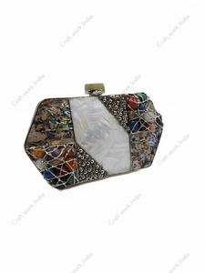 กระเป๋าคลัทช์หรูหราประดับมุกเปลือกหอยงานฝีมืออินเดีย พร้อมกรอบโลหะสีเงิน สำหรับงานเลี้ยงตอนเย็น งานแต่งงาน และโอกาสพิเศษ - Product Image 2