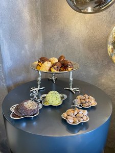 Support à gâteau en argent, plateau à étages fait main, assiette à fruits rustique dorée - Product Image 1