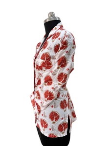 Camisa para mujer blanca de algodón con estampado de Granada roja con botones de manga larga - Product Image 5