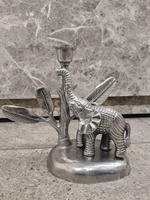 Statues de lions majestueux en métal (lot de 2) : avec de larges crinières et une posture robuste et agressive, ces sculptures argentées symbolisent la force.