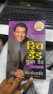 Padre Rico, Padre Pobre de Robert T. Kiyosaki, libro de bolsillo sobre finanzas personales, inversión, mentalidad financiera, construcción de la riqueza. - Product Image 4