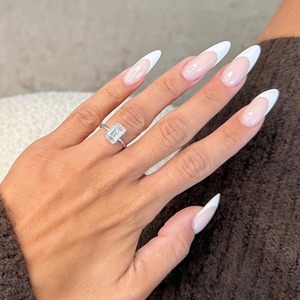 Anillo de Compromiso con Diamante Cultivado en Laboratorio, Corte Esmeralda de 3 Quilates, Oro Blanco de 14k, Halo Oculto, Certificado IGI - Product Image 6