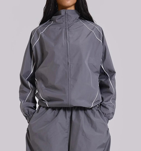 Chaqueta cortavientos color malva, manga larga, cuello alto, cierre de cremallera, a prueba de viento, tejido de poliéster, para otoño. - Product Image 1