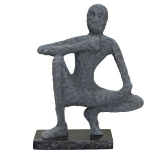 Estatua Moderna Abstracta de Hombre Agachado en Aluminio, Escultura de Figura Humana en Metal Gris Texturizado, Decoración Artística de Mediados de Siglo para Estantes - Product Image 1