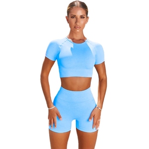 Ensemble de sport athlétique deux pièces pour femme : haut court de yoga sans couture à taille haute élastique et leggings doux, respirants et unis - Product Image 4