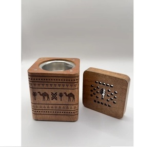 Diffuseur d'aromathérapie artisanal en bois de santal de style arabe avec design découpé au laser, support de bureau marron - Product Image 2