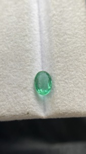 Esmeralda Natural Certificada de Rajasthan, Corte Ovalado, con Buen Brillo, Suelta para Joyería, 0.62 Quilates, Cambio de Color - Product Image 3