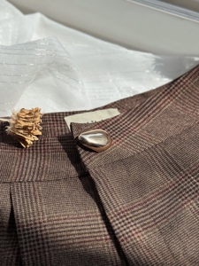 Jupe-short taille haute marron à carreaux pour femme, fermeture boutonnée, style preppy, tissu en laine tissée, coupe classique LEVI - Product Image 5