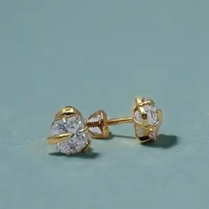 Élégantes boucles d'oreilles clous en or jaune 22 carats avec diamant solitaire rond classique, fermoir à vis sécurisé, bijoux raffinés - Product Image 2