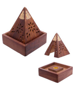 Quemador de Incienso Piramidal de Madera Hecho a Mano al por Mayor con Incrustaciones de Latón de Buda, Soporte para Conos de Madera Sheesham, Pirámide Tallada Floral, Mabkha - Product Image 2