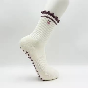 Chaussettes de yoga et de pilates personnalisées avec logo brodé, fabriquées par JZVINA, écologiques, avec bordure décorative, design multicolore - Product Image 2