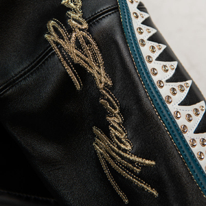 Chaqueta de Cuero de Oveja Negra con Logotipo Bordado Personalizado, Chaqueta Universitaria de Cuero PU Impermeable y Ecológica para Hombre - Product Image 3