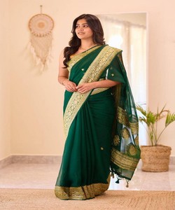 Sari de Seda Verde Esmeralda con Borde Dorado, Traje Tradicional Indio para Bodas, Largo hasta el Suelo, Corte Regular, Estilo Banarasi para Mujer - Product Image 1