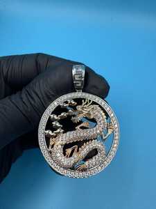 Colgante de Dragón Iced Out Bicolor de Plata de Ley 925, Colgante Hip Hop, Potente y Mística Criatura del Oeste, con Moissanita - Product Image 3