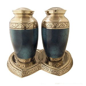 Statueuse urne funéraire en cristal violet taillée à la main avec un motif floral en verre poli. Disponible aux prix de gros. - Product Image 4