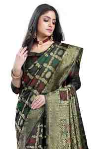 Sari traditionnel ethnique en soie noire avec bordure florale dorée, idéal pour les mariages et les fêtes, style Inde et Pakistan. - Product Image 3