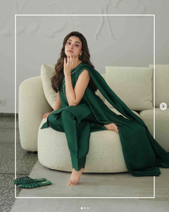 Sari en coton vert émeraude avec encolure brodée, coupe classique, tenue traditionnelle indienne et pakistanaise, décontractée et élégante pour femme, résistante à l'humidité - Product Image 3