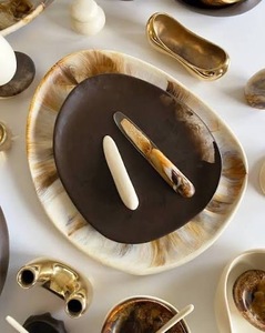 Assiette ronde en résine d'art populaire ILAHI - Motif simple, durable pour le service, les cadeaux et la décoration intérieure - Product Image 3
