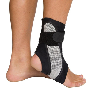 Attelles de cheville de qualité supérieure, conçues avec un matériau extensible doux, offrant une compression confortable et une mobilité flexible pour la sécurité sportive. - Product Image 5