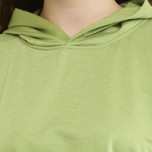 Conjunto Deportivo de Mujer de Alta Calidad con Logotipo Personalizado, Sudadera Corta con Hombros Caídos y Pantalones Deportivos para un Look Deportivo y a la Moda - Product Image 6