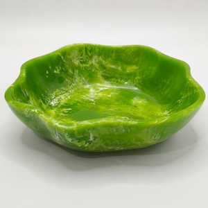 Bol en résine écologique poli à la main, design classique vert avec motifs sculptés, pour servir les aliments lors de mariages, bols décoratifs - Product Image 1