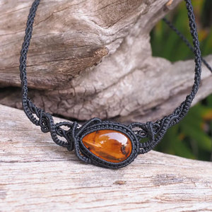 Collier en macramé fait main avec pendentif en ambre naturel, cordon noir réglable, bijoux bohèmes de guérison - Product Image 3