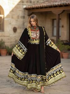 Robes afghanes pour femmes, prix de gros, longues, col rond, manches longues, multicolores, coupe trapèze, broderies riches, pour fêtes et mariages - Product Image 2