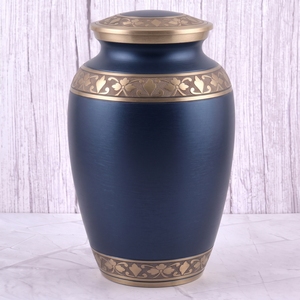 Urna funeraria de latón con diseño floral rojo y dorado, superficie brillante, para cenizas humanas, urna conmemorativa. - Product Image 4