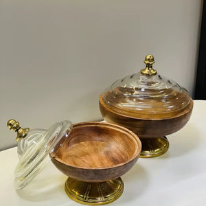 Bol en bois élégant avec couvercle en verre et base à bouton métallique pour une présentation quotidienne des repas à la maison, rehaussant ainsi la présentation des plats avec un design naturel. - Product Image 1