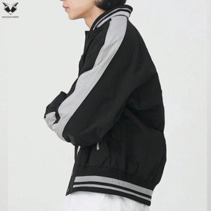 แจ็คเก็ตวาร์ซิตี้ผู้ชายราคาส่งถูก แขนเสื้อตัดต่อผ้าริบยืดหยุ่น ไซส์ใหญ่ สไตล์ลำลอง แจ็คเก็ตบอมเบอร์แบบยูนิฟอร์ม - Product Image 2