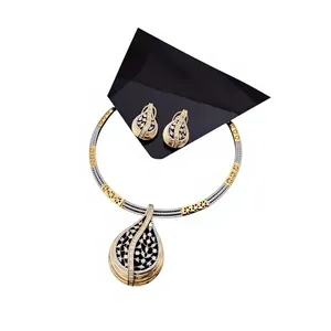 Conjunto de collar y aretes de lujo chapados en oro con circonitas brillantes en forma de gota de agua, joyería india. - Product Image 2