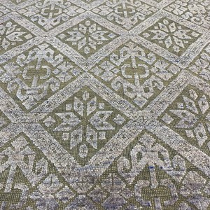 Alfombra Moderna con Diseño Geométrico de Diamantes, Color Verde Salvia y Gris Pizarra, con Acabado Desgastado y Brillo de Seda, de Pelo Corto y con Flecos - Product Image 4