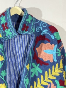 Chaqueta Suzani Azul Marino • Abrigo Floral Bordado TNT • Ropa Exterior Boho Hecha a Mano • Ropa para Festivales • Artesanal - Product Image 2