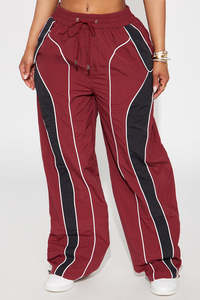 Pantalon de survêtement coupe-vent léger en tissu tissé avec passepoil contrastant rouge bordeaux, marque privée, pour hommes, fabricant de bas de tenue mode - Product Image 3