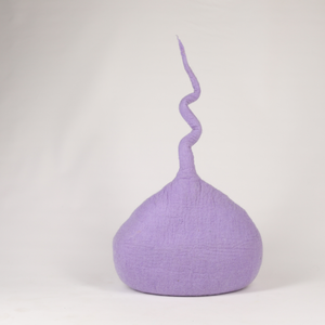 Cama para Gatos de Fieltro en Forma de Lágrima Color Lavanda con Cola Juguetona, Acogedora Cueva Hecha a Mano de Lana para Gatos y Gatitos, Moderna Casa Interior para Mascotas - Product Image 3