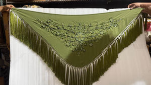 Chal Triangular Verde Oliva para Mujer con Bordado Floral y Flecos Largos, Elegante para Eventos Nocturnos y Bodas - Product Image 2