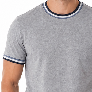 Camiseta de cuello redondo para hombre, muy demandada, en gris jaspeado, azul marino y blanco, con rayas triples, cuello acanalado y manga corta. - Product Image 2