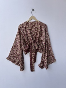 Top Cruzado Hippie Boho con Mangas Campana y Lazo Frontal, Estilo Vintage de Seda Retro Ecológica, Manga Acampanada, Estética Espíritu Libre - Product Image 1