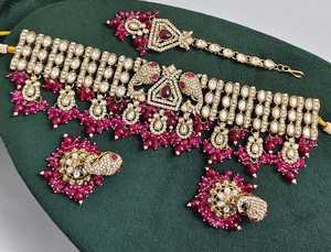 Conjunto nupcial chapado en oro: Collar choker, pendientes colgantes y tikka étnico de circonita. Última tendencia para bodas, compromisos y aniversarios. - Product Image 1