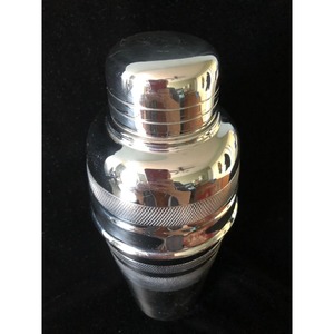 Shaker à cocktails en métal de qualité supérieure, conçu pour les barman professionnels et les mixologues amateurs recherchant des outils de préparation de boissons impeccables. - Product Image 4