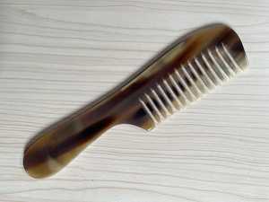 Peigne démêlant artisanal moderne en corne de buffle naturelle, forme naturelle, Uttar Pradesh, pour cadeau de mariage et décoration intérieure - Product Image 3