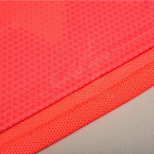 Camiseta y pantalones cortos de fútbol hechos con tela de alto rendimiento diseñada para mejorar el flujo de aire y máxima comodidad del jugador. - Product Image 3