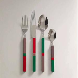 Fabriqué en métal de haute qualité, l'ensemble de couverts offre une durabilité exceptionnelle, résistant à la flexion, à la rouille et à l'usure quotidienne. - Product Image 3