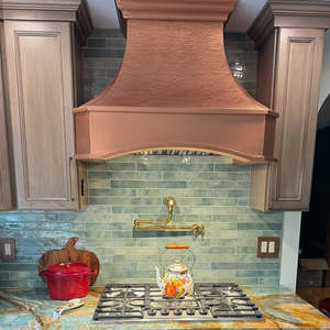 Campana extractora de cocina de cobre martillado de alta demanda, montada en pared, ventilada, decorativa, tipo chimenea - Product Image 1