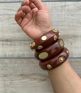 Bracelets en bois faits à la main avec incrustations en laiton, bijoux durables en bois de Sheesham, bracelets ethniques bohèmes avec bordure en laiton pour femmes - Product Image 3